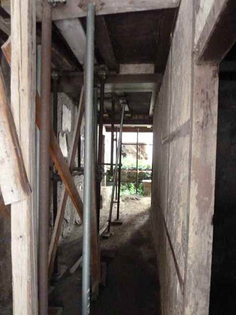 III.14 Herculaneum. May 2010. Entrance corridor, looking west from entrance doorway.
The doorway to room 1, on the lower floor, can be seen on the right.